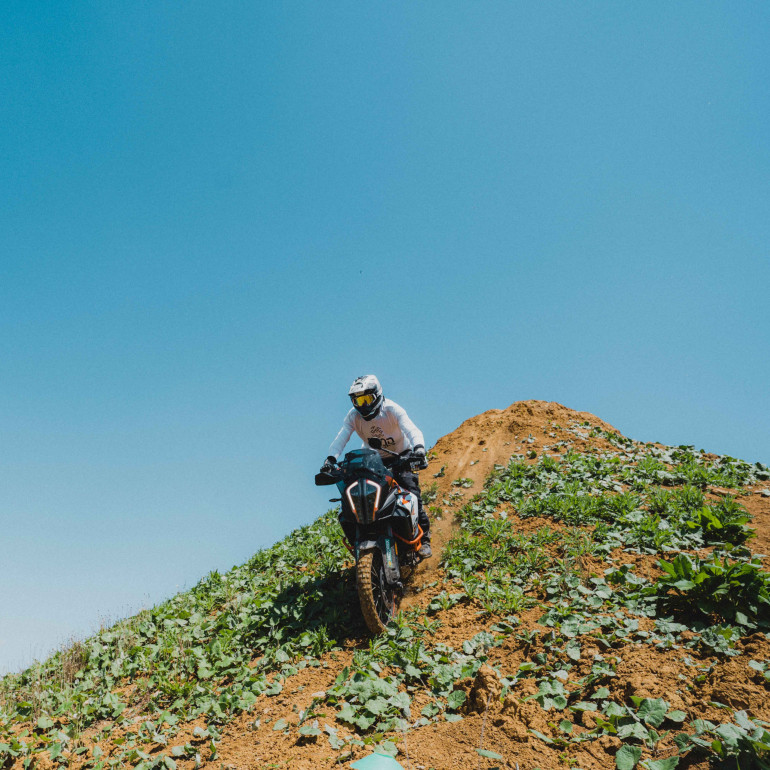 #heimat-Herausgeber Ulf Tietge fährt in einem Steinbruch bei Rottweil Motorrad