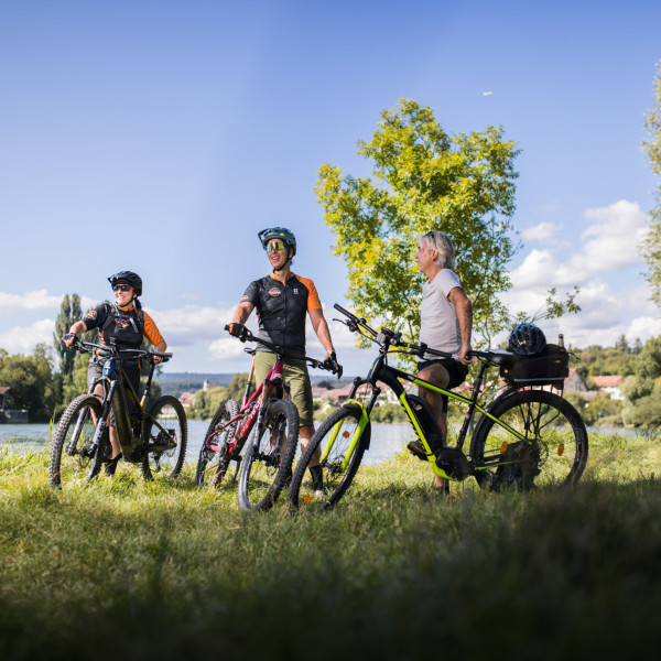 Gruppe von Radfahrern mit ihren Bikes am Hochrhein