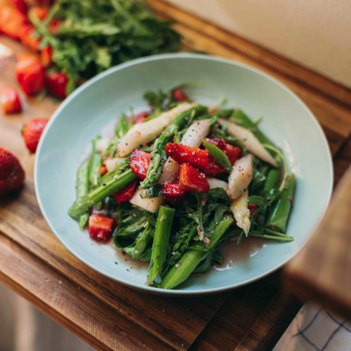 Erdbeer-Salat mit Spargel